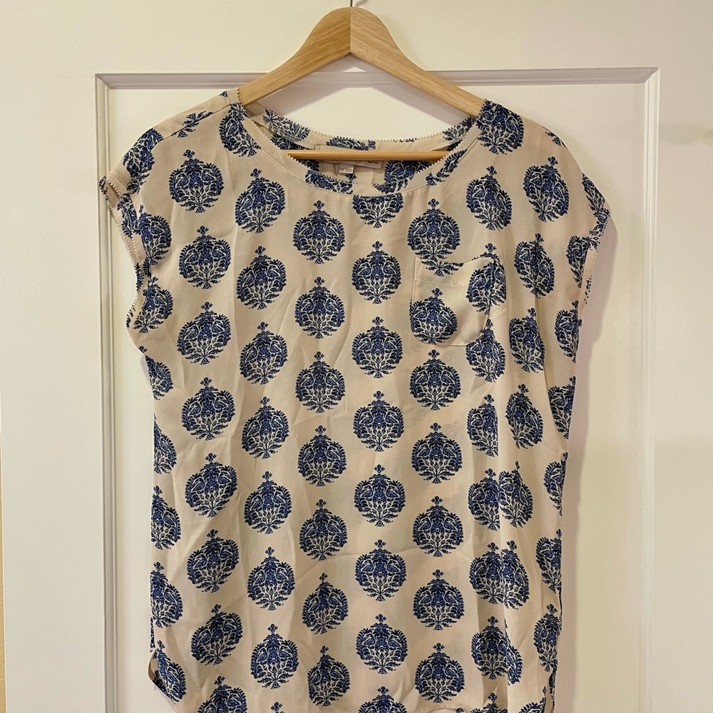 LOFT - Blue and Cream Patterned Women's Top